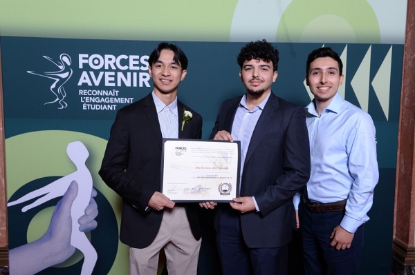 Vincent Ly, Ramy Adem et Kevin Villarpando pour le projet Des &Eacute;crans, du Dialogue, finaliste de la cat&eacute;gorie AVENIR Sant&eacute; et saines habitudes de vie.