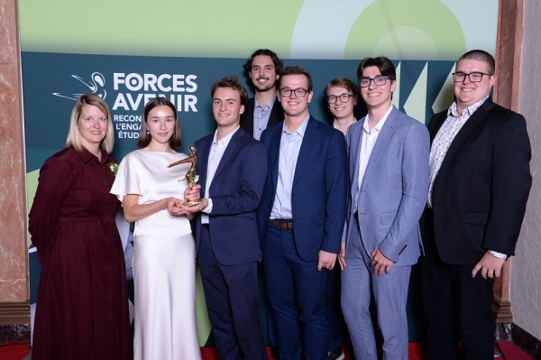Mme Mireille Laroche, premi&egrave;re directrice, Marque d'entreprise et Communications internes &agrave; La Caisse ainsi que Jasmine Bisson, Charles McCabe, Hugo Bergeron, Olivier Castonguay, Renaud Gagnon, Jean-Philippe Belval et F&eacute;lix-Antoine Nadeau du projet Sherbee, Laur&eacute;at du troph&eacute;e AVENIR dans la cat&eacute;gorie Environnement.