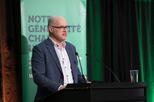 Dipl&ocirc;m&eacute; du baccalaur&eacute;at en physique en 1988 et nomm&eacute; ambassadeur de la Facult&eacute; des sciences en 2014, Claude Jean est pr&eacute;sident du cabinet de campagne de la Facult&eacute;. Il a profit&eacute; de la soir&eacute;e pour parler aux convives de l'important projet de revitalisation de l'auditorium D2-1060, qui mobilise actuellement la communaut&eacute; facultaire.