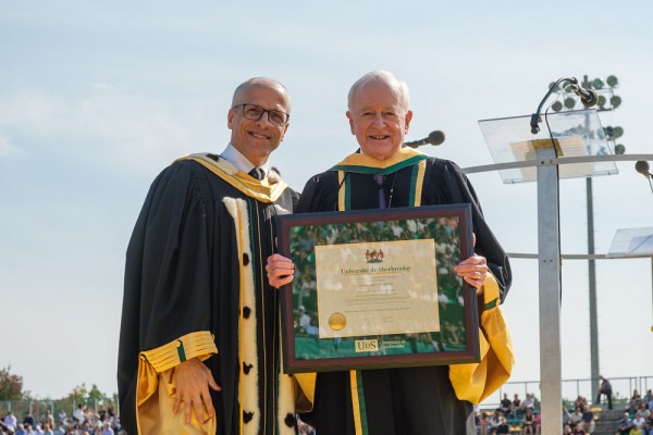 L&rsquo;honorable L. Yves Fortier, qui a occup&eacute; des r&ocirc;les cl&eacute;s dans plusieurs institutions internationales, a d&eacute;croch&eacute; le titre de docteur d&rsquo;honneur de l&rsquo;UdeS.&nbsp;