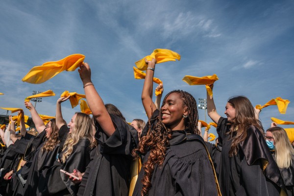 Les personnes dipl&ocirc;m&eacute;es de l'UdeS&nbsp;: des citoyennes et citoyens responsables, qui changent le monde.
