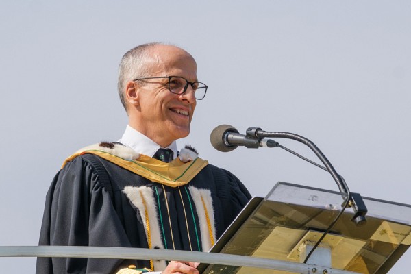 Le recteur Pierre Cossette, s'adressant aux personnes dipl&ocirc;m&eacute;es, nouvelles ambassadrices et nouveaux ambassadeurs de UdeS.