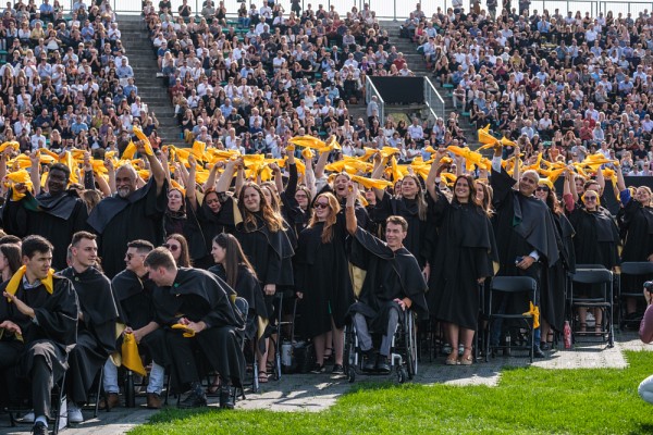 &Eacute;v&eacute;nement grandiose, la collation des grades souligne la r&eacute;ussite des milliers de dipl&ocirc;m&eacute;es et dipl&ocirc;m&eacute;s de l'UdeS, pour qui cette journ&eacute;e reste longtemps grav&eacute;e dans leur m&eacute;moire.