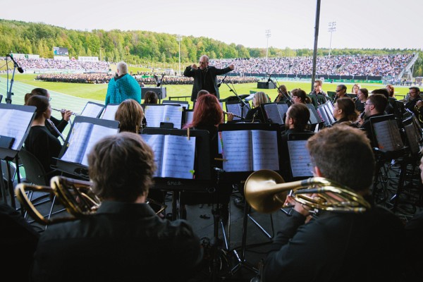 L&rsquo;hymne de la collation des grades Pars, cours, vole!, magistralement&nbsp;interpr&eacute;t&eacute; devant une foule &eacute;blouie.&nbsp;