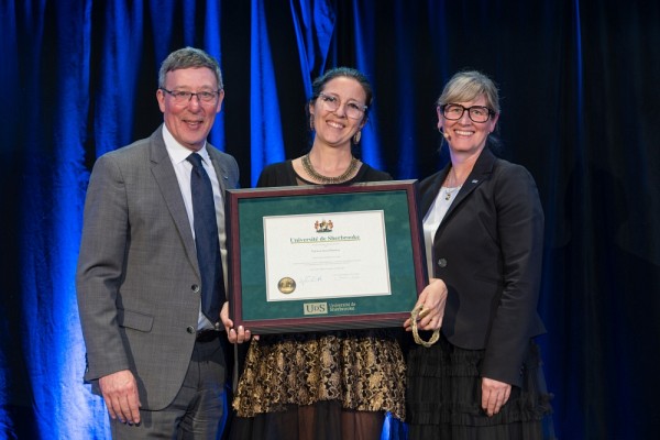 Le recteur de l&rsquo;Universit&eacute; de Sherbrooke, le professeur Jean Pierre Perreault; la laur&eacute;ate Patricia Anne Blanchet et la vice rectrice aux &eacute;tudes et &agrave; la vie &eacute;tudiante, la professeure Isabelle Dionne.