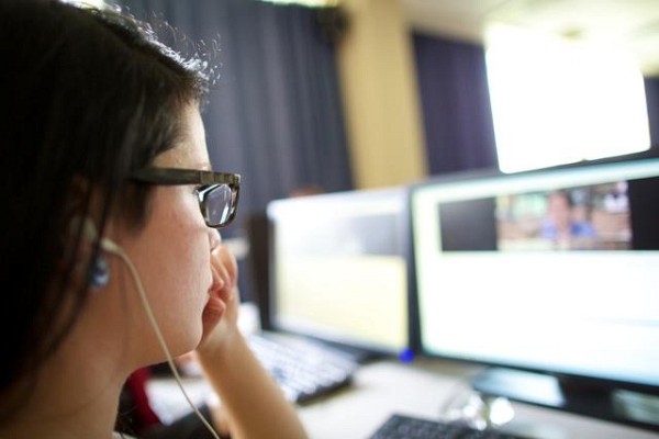 &Eacute;tudiante dans un laboratoire informatique &agrave; la FLSH