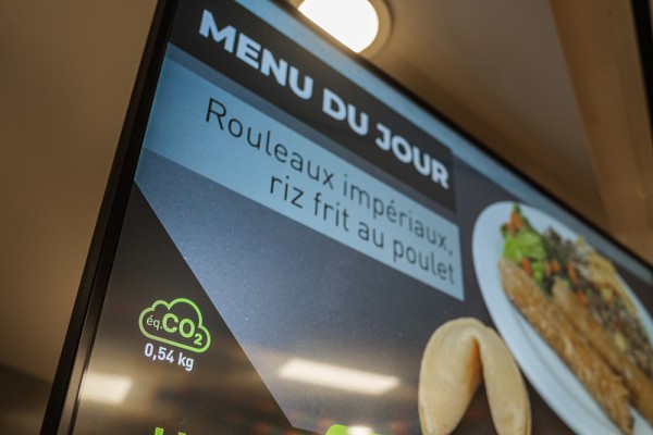Le logo de nuage utilise un code de couleurs inspir&eacute; des feux de circulation, accompagn&eacute; de la quantit&eacute; d&rsquo;&eacute;quivalent CO₂ &eacute;mise pour chaque plat.
