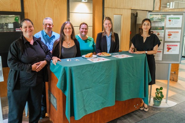 De gauche &agrave; droite&nbsp;: Carolyn McKinnell, directrice de Caf&eacute; CAUS, Patrice Cordeau,&nbsp;vice-recteur adjoint au d&eacute;veloppement durable &agrave; l&rsquo;UdeS, V&eacute;ronique Goupil, directrice de la Section approvisionnement responsable de l&rsquo;UdeS, Julie Marchessault-Pauz&eacute;, dipl&ocirc;m&eacute;e de la ma&icirc;trise en environnement,&nbsp;Sarah Bouvrette, conseill&egrave;re en approvisionnement local &agrave; l&rsquo;ITHQ, et Sarah Pomerleau,&nbsp;coordonnatrice du d&eacute;veloppement de l&rsquo;approvisionnement responsable &agrave; l&rsquo;UdeS.