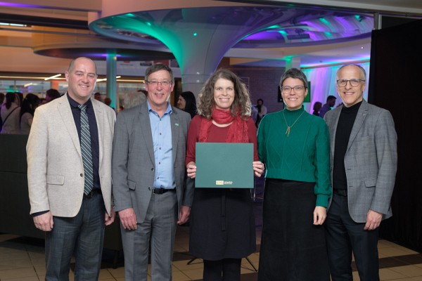 Jean-Pascal Lemelin, vice-recteur adjoint &agrave; la recherche et aux &eacute;tudes sup&eacute;rieures, Jean-Pierre Perreault, vice-recteur &agrave; la recherche et aux &eacute;tudes sup&eacute;rieures, Aude Maltais-Landry, doctorante en &eacute;ducation et laur&eacute;ate du Prix de la meilleure th&egrave;se de doctorat dans la cat&eacute;gorie&nbsp;Sciences humaines et sociales, Sabrina Moisan, professeure au D&eacute;partement de p&eacute;dagogie de la Facult&eacute; d'&eacute;ducation, et&nbsp;Pierre Cossette, recteur de l'UdeS.