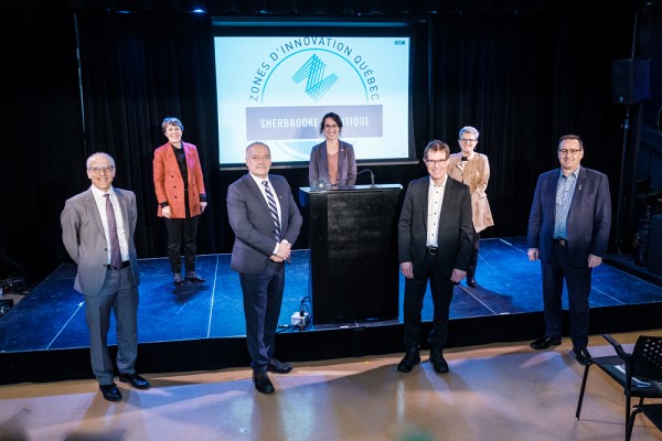Rang&eacute;e du fond : Jos&eacute;e Fortin, directrice g&eacute;n&eacute;rale de Sherbrooke quantique et ma&icirc;tre de c&eacute;r&eacute;monie; &Eacute;velyne Beaudin, mairesse de la Ville de Sherbrooke; Marie-France B&eacute;langer, directrice g&eacute;n&eacute;rale du C&eacute;gep de Sherbrooke. Premi&egrave;re rang&eacute;e : Pierre Cossette, recteur de l&rsquo;Universit&eacute; de Sherbrooke; Sylvain Durocher, directeur g&eacute;n&eacute;ral de Sherbrooke Innopole; S&eacute;bastien Houle, directeur g&eacute;n&eacute;ral de Productique Qu&eacute;bec; Christian Provencher, directeur g&eacute;n&eacute;ral du Centre de services scolaire de la R&eacute;gion-de-Sherbrooke.