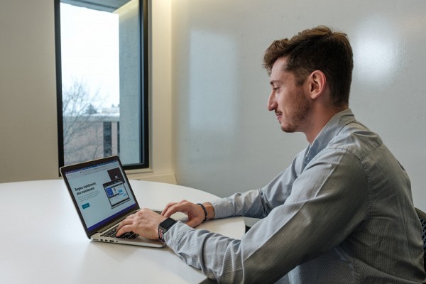 Au d&eacute;but, Lucas travaille seul sur un prototype de Mediato &laquo;&nbsp;&agrave; temps perdu&nbsp;&raquo;, gr&acirc;ce &agrave; des plateformes de d&eacute;veloppement sans code.