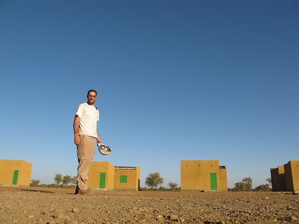 Anthony Belisle, lors d'un stage en g&eacute;omatique appliqu&eacute;e &agrave; l'environnement, pr&eacute;pare le site d'une usine d'extraction d'or dans le d&eacute;sert du Sahel.