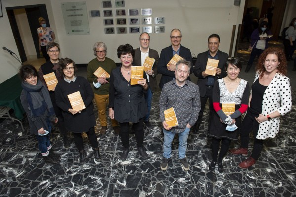 Plus de 100 personnes ont collabor&eacute; &agrave; l'ouvrage, dont une dizaine de l&rsquo;Universit&eacute; de Sherbrooke (Jean-Philippe Ayotte-Beaudet, Anick Baribeau, Chantale Beaucher, Audrey B&eacute;langer, Andr&eacute;anne Gagn&eacute;, Claudia Gagnon, Martin L&eacute;pine, Sabrina Moisan, Anne Nadeau et Isabelle Nizet).