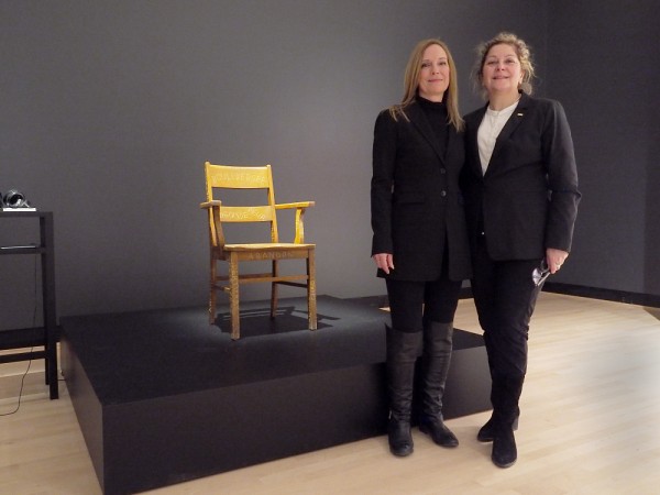 Kathleen Loignon (&agrave; gauche), finissante en arts visuels, et la Pre Anick Lessard, doyenne de la Facult&eacute; des lettres et sciences humaines.