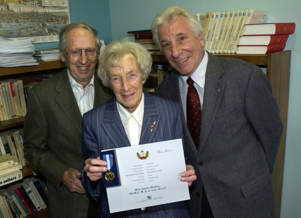 La professeure Andr&eacute;e D&eacute;silets au moment de la r&eacute;ception de la M&eacute;daille du jubil&eacute; de la reine en 2003, en compagnie du professeur &eacute;m&eacute;rite Antoine Sirois (&agrave; gauche) et du doyen de la Facult&eacute; des lettres et sciences humaines de l'&eacute;poque, le professeur Bernard Chaput.