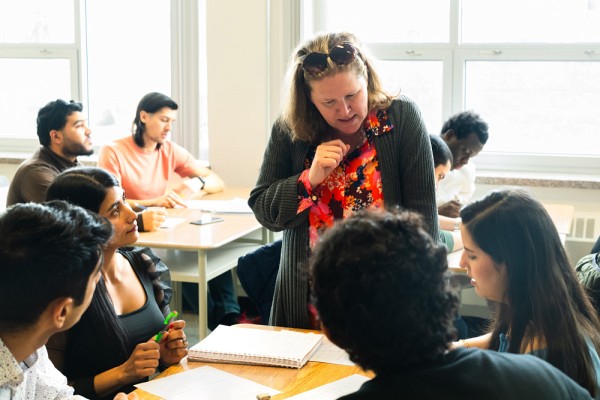 Les &eacute;tudiantes et &eacute;tudiants internationaux peuvent b&eacute;n&eacute;ficier de cours de fran&ccedil;ais pour am&eacute;liorer leurs comp&eacute;tences &agrave; l'oral et &agrave; l'&eacute;crit, au Centre de langues de l'UdeS.