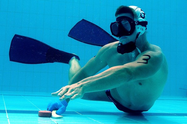 Envie de nouveaut&eacute;? Essayez le hockey subaquatique, un des clubs faisant partie des ligues intra-muros, tous les mercredi soirs. 