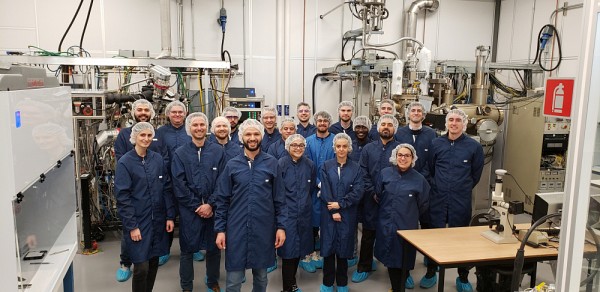 Le Pr Abderraouf Boucherif et son &eacute;quipe de recherche.Photo prise avant l'entr&eacute;e en vigueur des mesures de distanciation