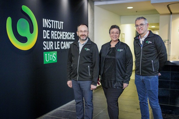 La direction de l'IRCUS (de gauche &agrave; droite) : Pr&nbsp;Fran&ccedil;ois-Michel Boisvert, Ph. D., directeur scientifique, Karine Tremblay, Ph. D., coordonnatrice scientifique et survivante du cancer, Dr&nbsp;Michel Pavic, M.D., directeur de la recherche m&eacute;dicale en oncologie et oncologue chef du service d'h&eacute;mato-oncologie du CIUSSS de l'Estrie-CHUS.