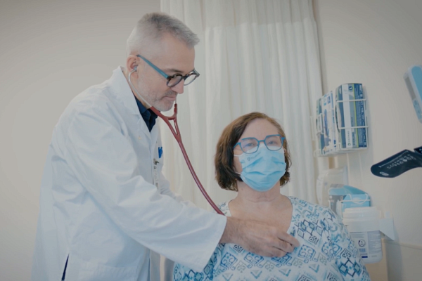 &laquo;&nbsp;Pour que les d&eacute;couvertes profitent plus rapidement aux patients, l'IRCUS a amorc&eacute; la mise sur pied de la premi&egrave;re Unit&eacute; de phase 1 en oncologie en Estrie. Inaugur&eacute;e en 2024, elle permet aujourd'hui aux personnes atteintes de cancer d'acc&eacute;der ici &agrave; des traitements novateurs&nbsp;&raquo;, Dr&nbsp;Michel Pavic, directeur de la recherche m&eacute;dicale en oncologie de l&rsquo;IRCUS, coresponsable m&eacute;dical de l&rsquo;Unit&eacute; et oncologue &agrave; Sant&eacute; Qu&eacute;bec Estrie &ndash; CHUS