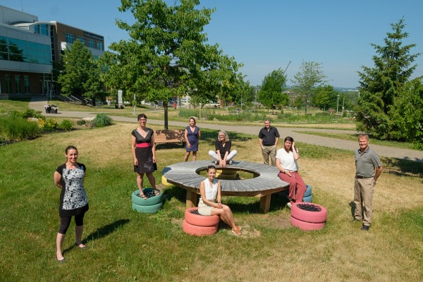 Une partie de l'&eacute;quipe de collaboratrices et de collaborateurs en d&eacute;veloppement durable &agrave; l'UdeS