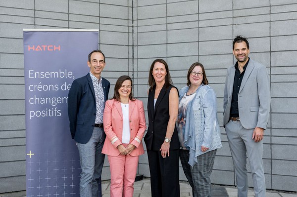 Jean Proulx, doyen de la Facult&eacute; de g&eacute;nie, Eve Langelier, titulaire de la Chaire pour les femmes en sciences et en g&eacute;nie au Qu&eacute;bec, H&eacute;l&egrave;ne Beaulieu, directrice des ressources humaines, Est du Canada de Hatch, Nathalie Faucheux, vice-doyenne &agrave; la recherche de la Facult&eacute; de g&eacute;nie, et Marc Bisaillon, directeur r&eacute;gional, Ing&eacute;nierie, Est du Canada de Hatch.