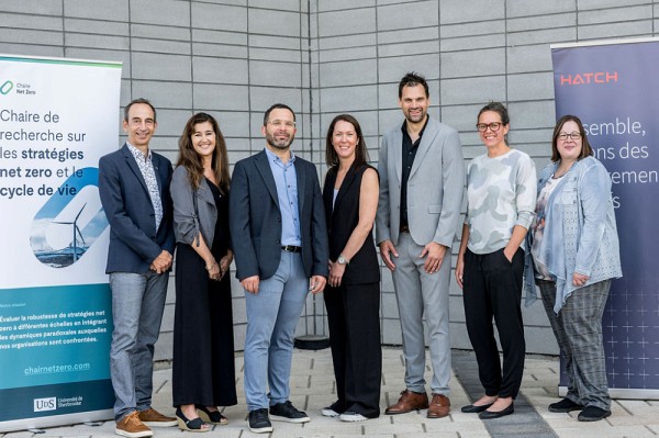 Jean Proulx, doyen de la Facult&eacute; de g&eacute;nie, Claudia Champagne, vice-doyenne &agrave; la recherche de l&rsquo;&Eacute;cole de gestion, Ben Amor, cotitulaire de la Chaire de recherche sur les strat&eacute;gies Net Z&eacute;ro et le cycle de vie, H&eacute;l&egrave;ne Beaulieu, directrice des ressources humaines, Est du Canada de Hatch, Marc Bisaillon, directeur r&eacute;gional, Ing&eacute;nierie, Est du Canada de Hatch, Marie-Luc Arpin, cotitulaire de la Chaire de recherche sur les strat&eacute;gies Net Z&eacute;ro et le cycle de vie, et Nathalie Faucheux, vice-doyenne &agrave; la recherche de la Facult&eacute; de g&eacute;nie.