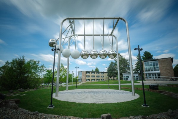 Les Actions r&eacute;ciproques, une &oelig;uvre monumentale sign&eacute;e Cooke-Sasseville repr&eacute;sentant le pendule de Newton.