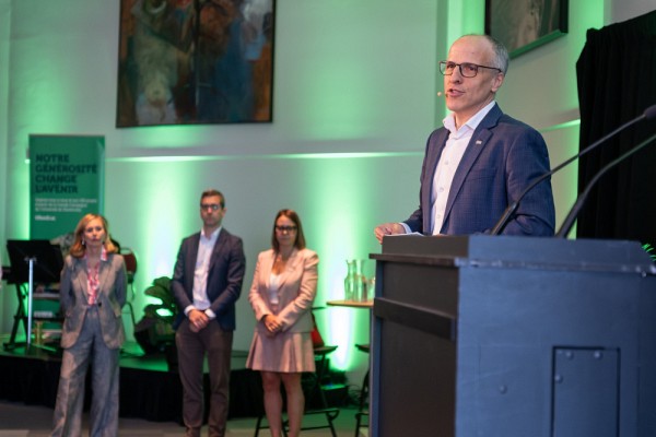 Le recteur, le professeur Pierre Cossette. &Agrave; l'arri&egrave;re, trois des quatre membres de la copr&eacute;sidence d'honneur de la Grande Campagne : Monique Leroux, Matthew Cassar et Karinne Bouchard. Julie Godin n'&eacute;tait pas pr&eacute;sente lors de l'&eacute;v&eacute;nement.