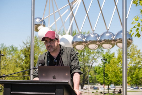 Pierre Sasseville, fier de voir l'une des &oelig;uvres les plus monumentales&nbsp;du duo Cooke-Sasseville &ecirc;tre install&eacute;e &agrave; l'UdeS.