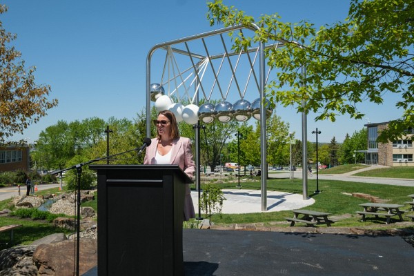 T&eacute;moignant de la fiert&eacute; de sa famille, par l'entremise de la Fondation Sandra et Alain Bouchard &agrave; soutenir le d&eacute;ploiement des arts et de la culture &agrave; l'UdeS, Karinne Bouchard, &eacute;galement copr&eacute;sidente d'honneur de la Grande Campagne, &eacute;tait &agrave; la fois &eacute;mue et impressionn&eacute;e de d&eacute;couvrir l'&oelig;uvre magistrale au Campus principal.