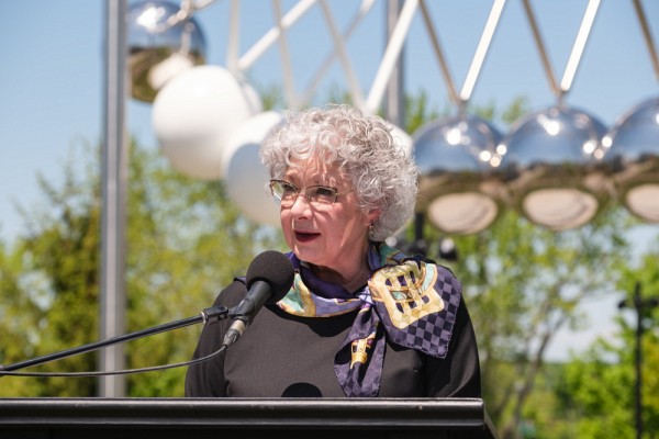 Responsable de la Strat&eacute;gie des arts et de la culture &agrave; l'UdeS, la professeure Jocelyne Faucher,&nbsp;vice-rectrice &agrave; la vie &eacute;tudiante et secr&eacute;taire g&eacute;n&eacute;rale, ravie de l'int&eacute;gration de l'&oelig;uvre magistrale &agrave; m&ecirc;me le lieu de rencontres que constitue le C&oelig;ur campus.&nbsp;