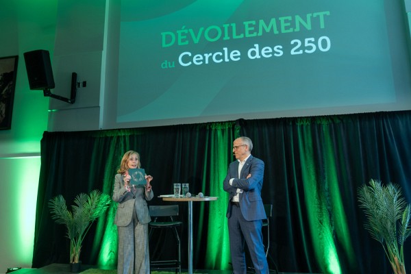 Monique Leroux a proc&eacute;d&eacute; au d&eacute;voilement du Cercle des 250 en compagnie du professeur Pierre Cossette, recteur.