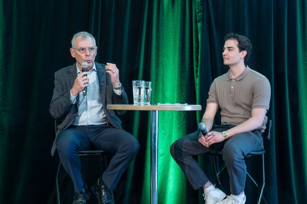 Jean Morin, important donateur et membre du Cercle des 250, en compagnie du dipl&ocirc;m&eacute; Simon Lapointe, ont &eacute;chang&eacute; sur l'impact concret du don pour faire progresser l'universit&eacute; et la soci&eacute;t&eacute;.