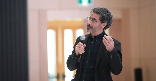 Ghislain Lefebvre, responsable des partenariats &agrave; l&rsquo;AlgoLab, a pour sa part pr&eacute;sent&eacute; un survol de plusieurs initiatives de l&rsquo;IQ, notamment le BSIQ, l&rsquo;Alliance en algorithmie quantique et les modules &eacute;ducatifs&nbsp;SkillsBuild&nbsp;sur les &Eacute;nigmes quantiques.