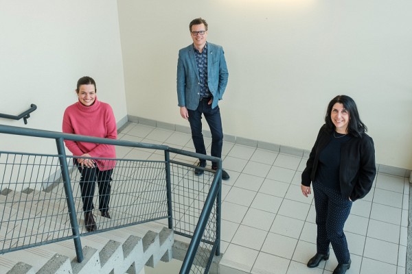 Si le prix &Eacute;galit&eacute; Th&eacute;r&egrave;se-Casgrain est une reconnaissance que le doyen re&ccedil;oit &agrave; titre individuel, il est attribuable au travail de nombreuses personnes, en particulier les professeures Eve Langelier (&agrave; gauche) et Nathalie Roy (&agrave; droite).