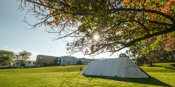Shaputuan sur le campus de l'Universit&eacute; de Sherbrooke lors de la&nbsp;Semaine de la v&eacute;rit&eacute; et de la r&eacute;conciliation.