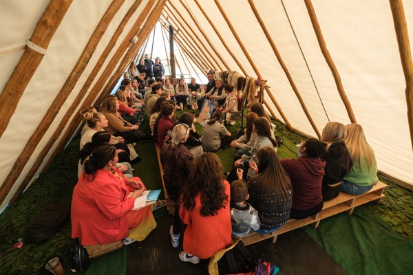 Voici une activit&eacute; d&rsquo;enseignement dans un Shaputuan install&eacute; sur le terrain de l&rsquo;Universit&eacute; le 2 octobre 2023.