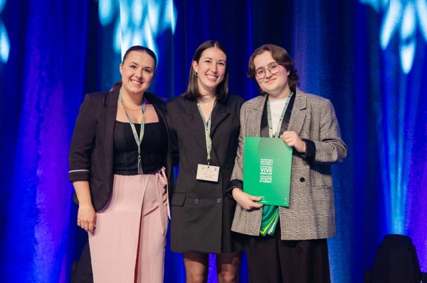 Erica Magrini, assistante-g&eacute;rante de projets, Pomerleau, Justine Lamarre, g&eacute;rante de projets, Pomerleau,&nbsp;Annabelle Vellend, &eacute;tudiante en g&eacute;nie civil et b&acirc;timent.