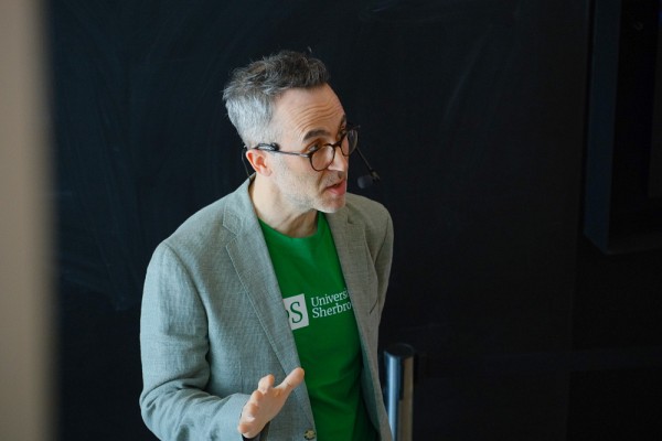 Le professeur Matthieu Petit, vice-recteur adjoint &agrave; la qualit&eacute; des programmes et &agrave; la r&eacute;ussite au Vice-rectorat aux &eacute;tudes et &agrave; la vie &eacute;tudiante, &agrave; la barre de l&rsquo;&eacute;v&eacute;nement pr&eacute;sent&eacute; le 25 mars dernier &agrave; l'Institut quantique de l'UdeS.