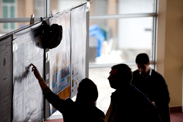 Les affiches de vulgarisation scientifique devaient rivaliser de cr&eacute;ativit&eacute; pour attirer l'oeil des visiteurs.