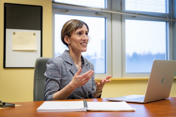 Catherine Hudon est m&eacute;decin de famille, professeure &agrave; la FMSS et chercheuse-clinicienne au Centre de recherche du CHUS.