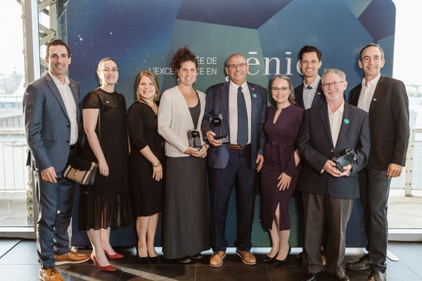 Dans l'ordre, Alexandre Goulet, directeur du d&eacute;veloppement (Facult&eacute; de g&eacute;nie), Ahde&nbsp;Mouafikoune, directrice du Centre de d&eacute;veloppement professionnel de la Facult&eacute; de g&eacute;nie,&nbsp;Gabrielle Blackburn, directrice du d&eacute;veloppement (Facult&eacute; de g&eacute;nie), Chlo&eacute; Legris, Pr Arezki Tagnit-Hamou,&nbsp;Sophie Larivi&egrave;re-Mantha, pr&eacute;sidente de l'OIQ, Mathieu Nuth, professeur au D&eacute;partement de g&eacute;nie civil et g&eacute;nie du b&acirc;timent, Robert Raymond, Jean Proulx, doyen de la Facult&eacute; de g&eacute;nie.&nbsp;