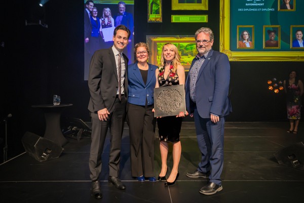 M. Olivier Marcil, vice-pr&eacute;sident Affaires publiques chez Alstom Group, Pre Anick Lessard, doyenne de la Facult&eacute; des lettres et sciences humaines et Pr Vincent Aimez, vice-recteur &agrave; la valorisation et aux partenariats ont remis le prix &agrave; l'ambassadrice 2024, Mme Latour.