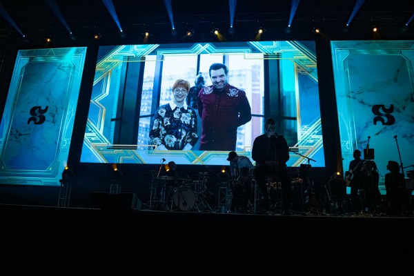 Pour lui rendre hommage, des complices de longue date de Jean-Ren&eacute; Dufort, Chantal Lamarre et MC Gilles, ont permis aux invit&eacute;s pr&eacute;sents d'en apprendre un peu plus sur M. Dufort. Une vid&eacute;o tr&egrave;s dr&ocirc;le qui en a fait esclaffer plus d'un dans la salle.