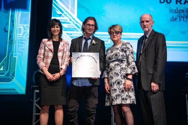 Madame Isabelle P. Mercure, Associ&eacute;e chez Lavery, la doyenne de la Facult&eacute; des sciences, Pre Caroline Beaulieu et le vice-recteur aux ressources humaines et vice-recteur aux relations internationales, Pr Jean-Goulet ont remis le prix d'Ambassadeur &agrave; Jean-Ren&eacute; Dufort.