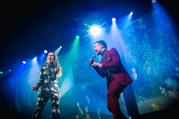 Le chanteur J&eacute;r&ocirc;me Couture a livr&eacute; la chanson You've got a friend en hommage au laur&eacute;at.