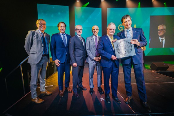 Monsieur Sylvain Fauchon, vice-pr&eacute;sident assurance de groupes nationale chez La Personnelle, M. Vincent Joli-Coeur, pr&eacute;sident du CA de La Fondation, Me Denis Par&eacute;, pr&eacute;sident du CA de l'UdeS, Pr Pierre Cossette, le recteur de l'UdeS ainsi que le doyen de la Facult&eacute; de droit, Pr Louis Marquis ont remis le prix au Grand ambassadeur.