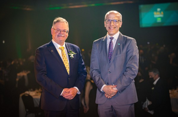 Notre Grand ambassadeur accompagn&eacute; du recteur de l'UdeS, Pr Pierre Cossette