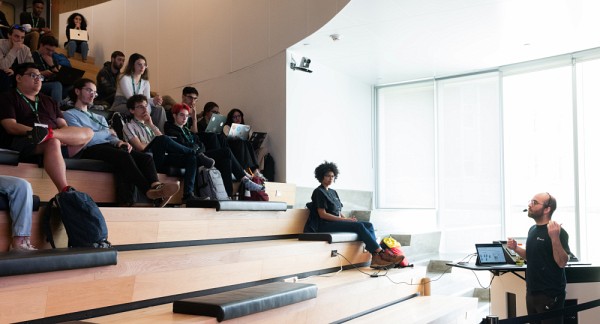 Claude Rohrbacher, postdoctorant de l'Institut quantique de l'Universit&eacute; de Sherbrooke et maintenant physicien exp&eacute;rimental chez Equal1 a fait une pr&eacute;sentation lors de l'&eacute;cole d'&eacute;t&eacute;.